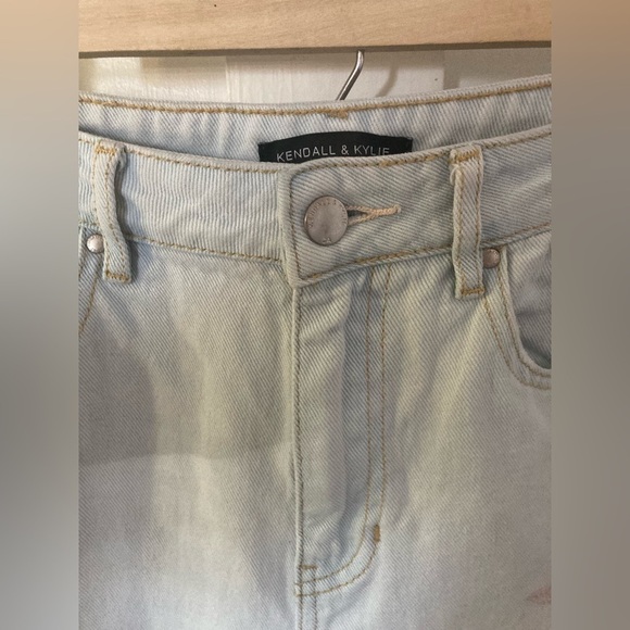 Kendall & Kylie roses embroidered jeans light wash distressed size 25 - Picture 2 of 11